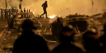 Περισκόπιο:  Συγκλονίζει τη Γαλλία η «εξέγερση των 17χρονων»