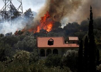 Ανεξέλεγκτο το πύρινο μέτωπο σε Δερβενοχώρια-Στους δρόμους οι πληγέντες