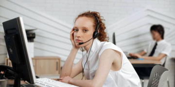 Μένεις ενώ θέλεις  να φύγεις