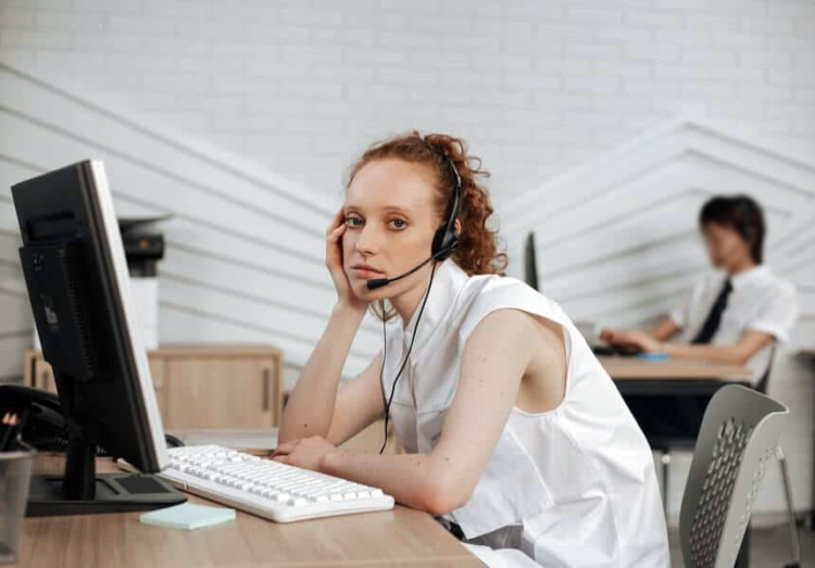 Μένεις ενώ θέλεις  να φύγεις