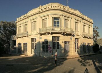 Βαρβαρότητα και ύβρις από την υπουργό «τσιμεντοπολιτισμού» η έξωση στον ΣΕΑ