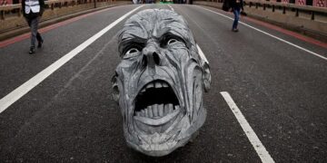 Δολοφονώντας τους Αντώνηδες του κόσμου