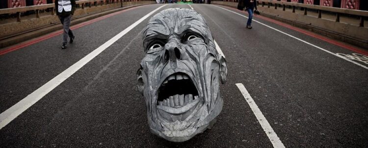 Δολοφονώντας τους Αντώνηδες του κόσμου