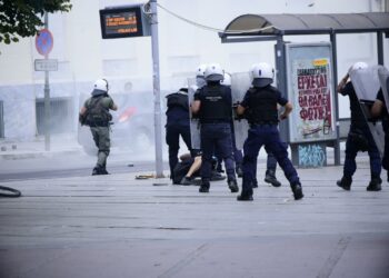 Λάρισα: Για τρίτη φορά χτύπησαν διαδήλωση πλημμυροπαθών και αλληλέγγυων