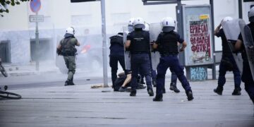 Λάρισα: Για τρίτη φορά χτύπησαν διαδήλωση πλημμυροπαθών και αλληλέγγυων