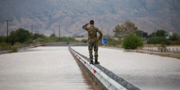 «Επιτελικός» βούρκος: Πνίγουν τον λαό, βουλιάζει η κυβέρνηση