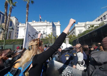Με τους «νταβατζήδες» ή με την ανατροπή;