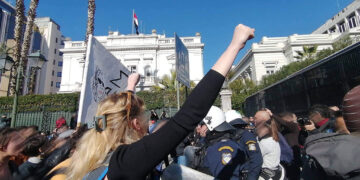 Με τους «νταβατζήδες» ή με την ανατροπή;