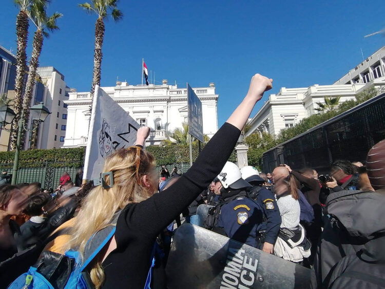 Με τους «νταβατζήδες» ή με την ανατροπή;