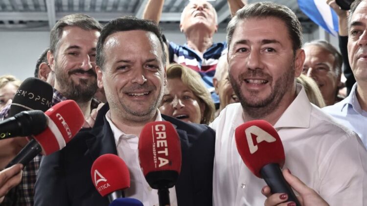 ΠΑΣΟΚ: Διεκδικεί αναβάθμιση από δεκανίκι σε «δεύτερο πόλο» του συστήματος