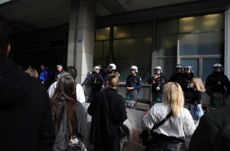 Στον πάγκο του… φορο-χασάπη οι φτωχομεσαίοι