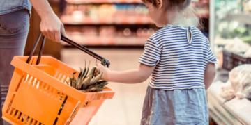 Εννιά στους δέκα «κόβουν» και βασικά αγαθά