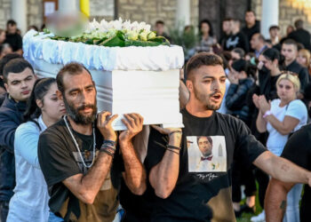 «Κάθε χρόνο χάνεται η ζωή ενός εφήβου ρομά»