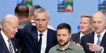 Ο Ζελένσκι έρχεται πια «δεύτερος» στη Δύση