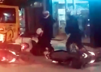 Βάναυσος ξυλοδαρμός διαδηλωτή από αστυνομικούς (βίντεο)