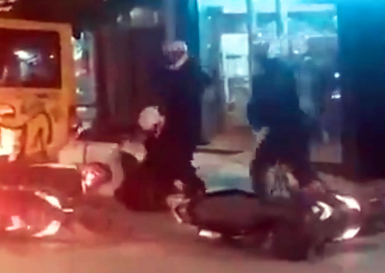 Βάναυσος ξυλοδαρμός διαδηλωτή από αστυνομικούς (βίντεο)