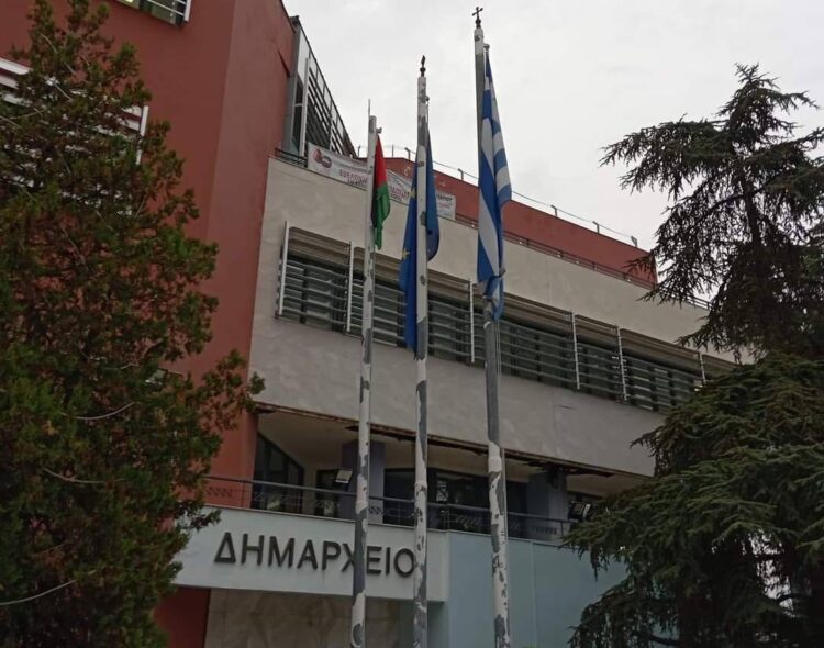 Νεάπολη – Συκεές: Την παλαιστινιακή σημαία ανάρτησε στο δημαρχείο η “Πόλη Αλλιώς”