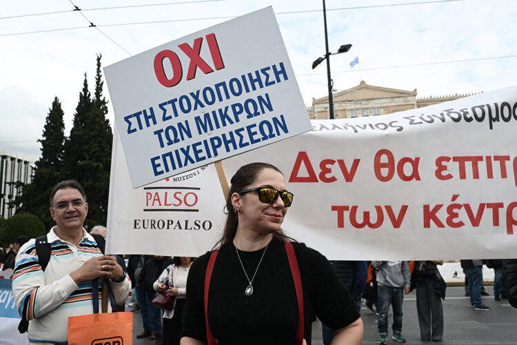 Φορολογικό: «Τσεκούρωμα» στους μικρούς, κανένα μέτρο για τους μεγάλους
