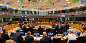 Σφιχτός κορσές και λιτότητα σε  όλα εκτός από τους εξοπλισμούς!