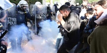 Σύνοδος Πρυτάνεων: Χτύπημα των ΜΑΤ στη φοιτητική συγκέντρωση – Η ιδιωτικοποίηση δε θα περάσει! (φωτο-βίντεο)