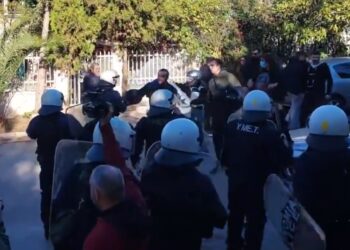 Πετράλωνα: Μαζική και δυναμική απάντηση των κατοίκων στην έξωση αναπηρικής οικογένειας (βίντεο)