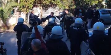 Πετράλωνα: Μαζική και δυναμική απάντηση των κατοίκων στην έξωση αναπηρικής οικογένειας (βίντεο)