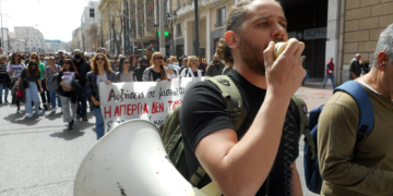 Δαγκάνα ακρίβειας και χαμηλών μισθών