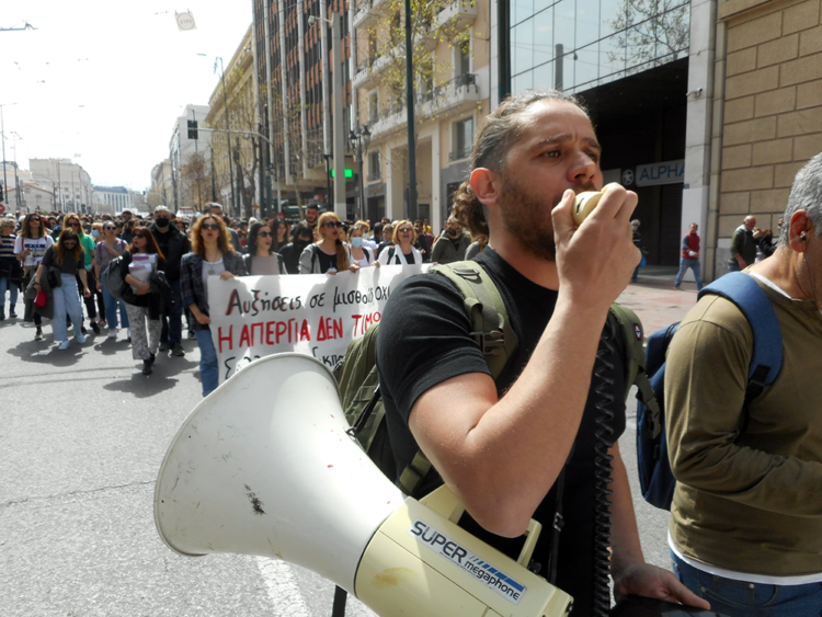 Δαγκάνα ακρίβειας και χαμηλών μισθών