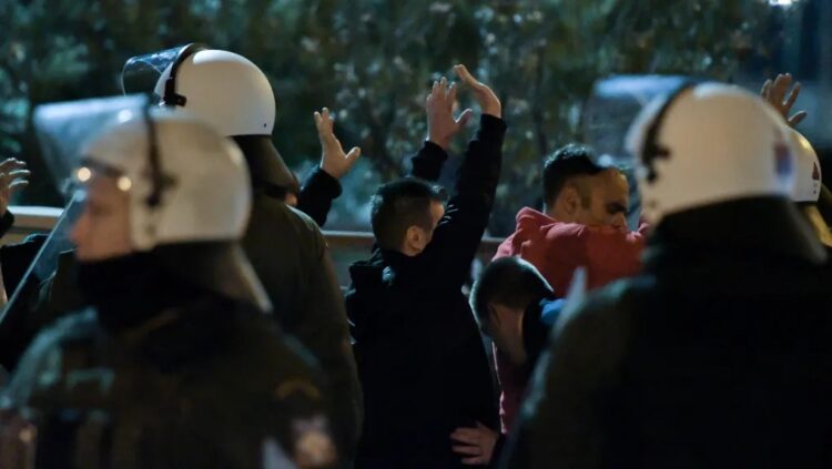 Εκδικητική στάση της ΕΛΑΣ απέναντι σε εκατοντάδες νεαρούς, ελεύθεροι και οι 424 προσαχθέντες