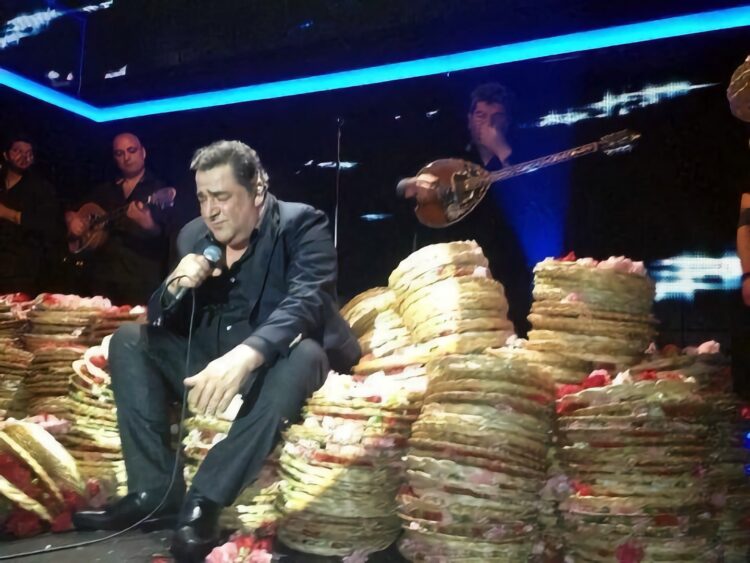 Ο Βασίλης Καρράς και οι πολλές αποχρώσεις του λαϊκού