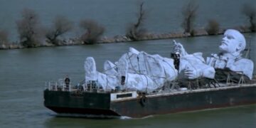 Ο Θόδωρος και ο Βλαντιμίρ σε ένα ποταμόπλοιο…