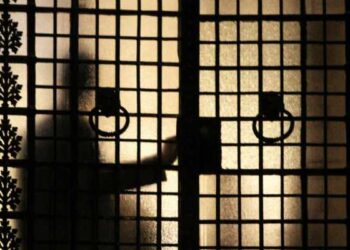 Τα μνημόνια και η «πίσω πόρτα» του Μαξίμου