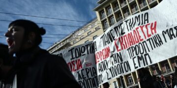 Τρομοκρατία για να σπάσουν οι καταλήψεις