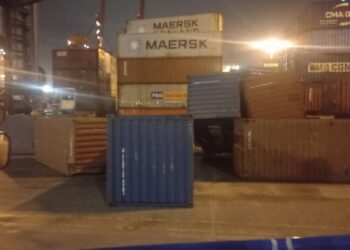 «Εβρεξε» πάλι κοντέινερς στον Πειραιά, ένας τραυματίας – Η ΕΝΕΔΕΠ καταγγέλλει COSCO-Dport (φωτο)