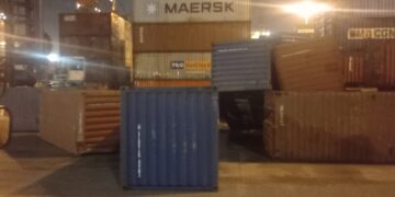 «Εβρεξε» πάλι κοντέινερς στον Πειραιά, ένας τραυματίας – Η ΕΝΕΔΕΠ καταγγέλλει COSCO-Dport (φωτο)