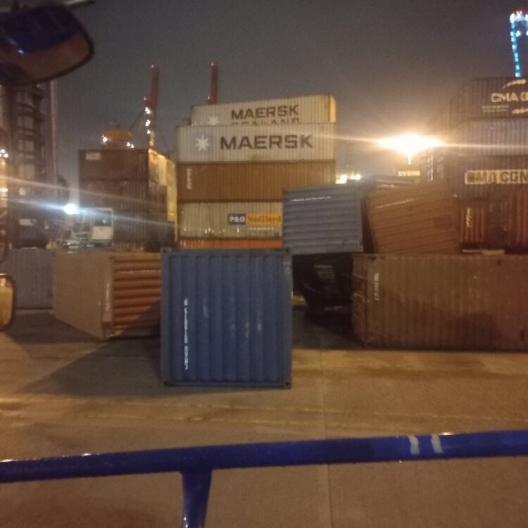 «Εβρεξε» πάλι κοντέινερς στον Πειραιά, ένας τραυματίας – Η ΕΝΕΔΕΠ καταγγέλλει COSCO-Dport (φωτο)