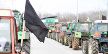 Αγρότες: Στήνονται μπλόκα σε όλη τη χώρα
