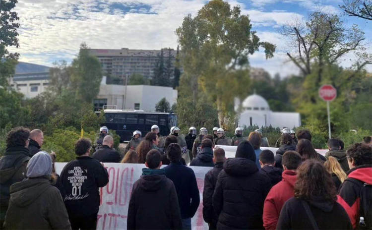 Εισβολή και ξύλο από ΜΑΤ στο ΕΜΠ, άμεση κινητοποίηση φοιτητών/τριών υποχρέωσε την ΕΛΑΣ σε αποχώρηση (φώτο και βίντεο)