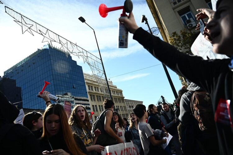 Κάτω τα χέρια από τους μαθητές μας!