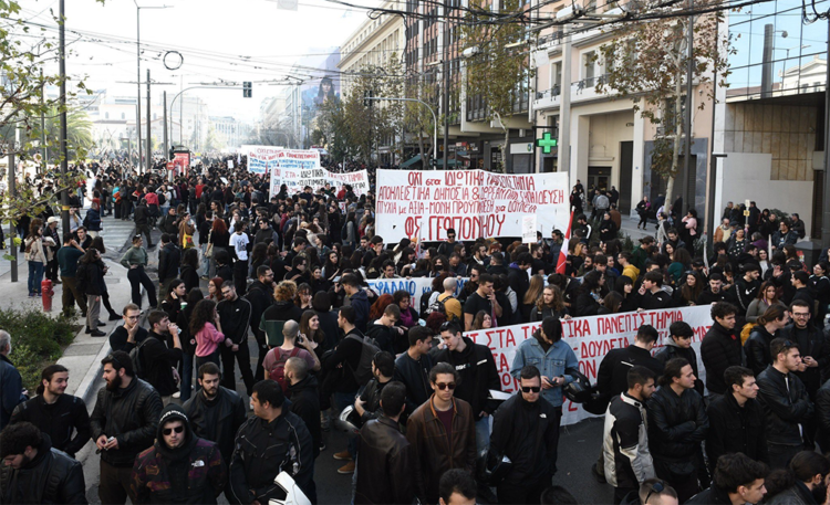 Ορμητικό νεανικό ποτάμι σε όλη την Ελλάδα κατά των ιδιωτικών πανεπιστημίων (βίντεο)
