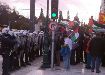 Επίθεση της αστυνομίας στη συγκέντρωση συμπαράστασης στην Παλαιστίνη στο Σύνταγμα