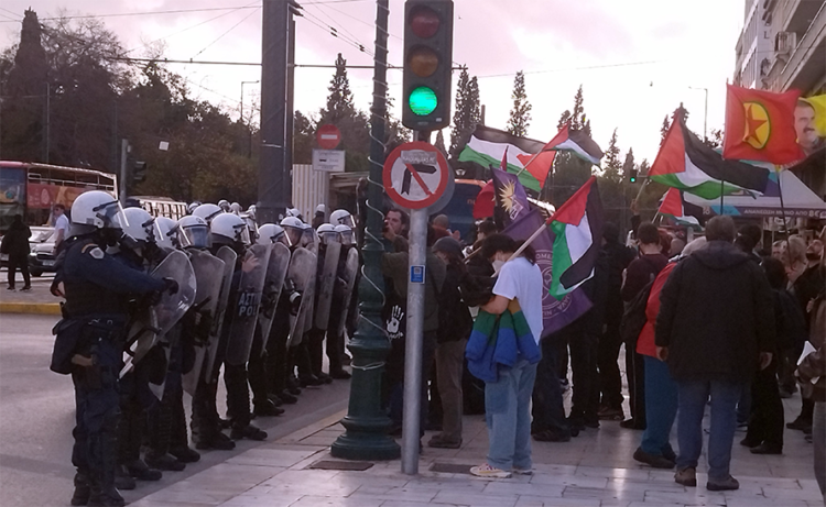Επίθεση της αστυνομίας στη συγκέντρωση συμπαράστασης στην Παλαιστίνη στο Σύνταγμα