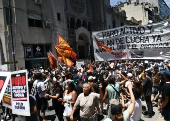 Αργεντινή: Το κεφάλαιο ενωμένο, ο λαός στους δρόμους