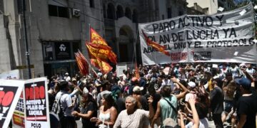 Αργεντινή: Το κεφάλαιο ενωμένο, ο λαός στους δρόμους