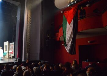Παρέμβαση αλληλεγγύης στον λαό της Παλαιστίνης στο θέατρο ΡΕΞ (φωτο+βίντεο)
