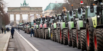 Γερμανία: «Έκρηξη» των αγροτών  σε απεργιακό φόντο