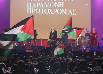 Κυβερνητική και ακροδεξιά χολή για τις παλαιστινιακές σημαίες την Πρωτοχρονιά στο Σύνταγμα
