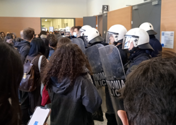 Σε αστυνομικό κλοιό ξεκίνησε η δίκη του κυκλώματος trafficking και της μητέρας της 12χρονης (βίντεο)