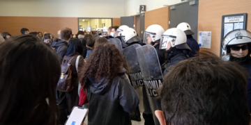 Σε αστυνομικό κλοιό ξεκίνησε η δίκη του κυκλώματος trafficking και της μητέρας της 12χρονης (βίντεο)