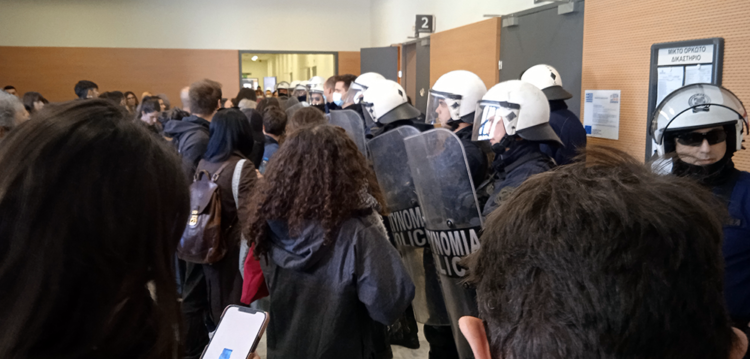 Σε αστυνομικό κλοιό ξεκίνησε η δίκη του κυκλώματος trafficking και της μητέρας της 12χρονης (βίντεο)